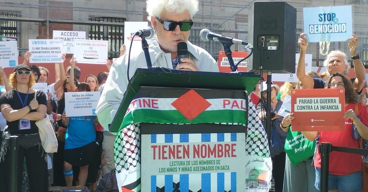 Los nombres de los 18.500 niños asesinados en Gaza resuenan en la Puerta del Sol: "La lista de la vergüenza"