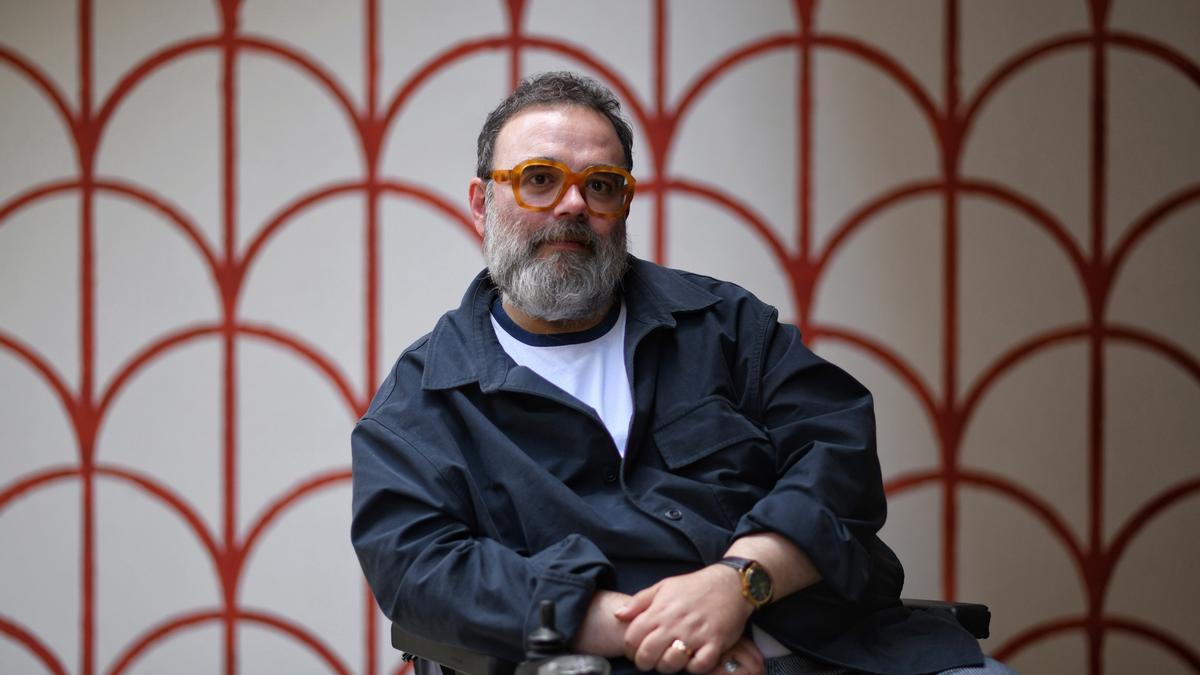 Retratos del escritor, guionista y crítico Bob Pop durante una entrevista por su libro 'Días asimétricos', en la editorial Random House, a 12 de junio de 2023, en Madrid (España).