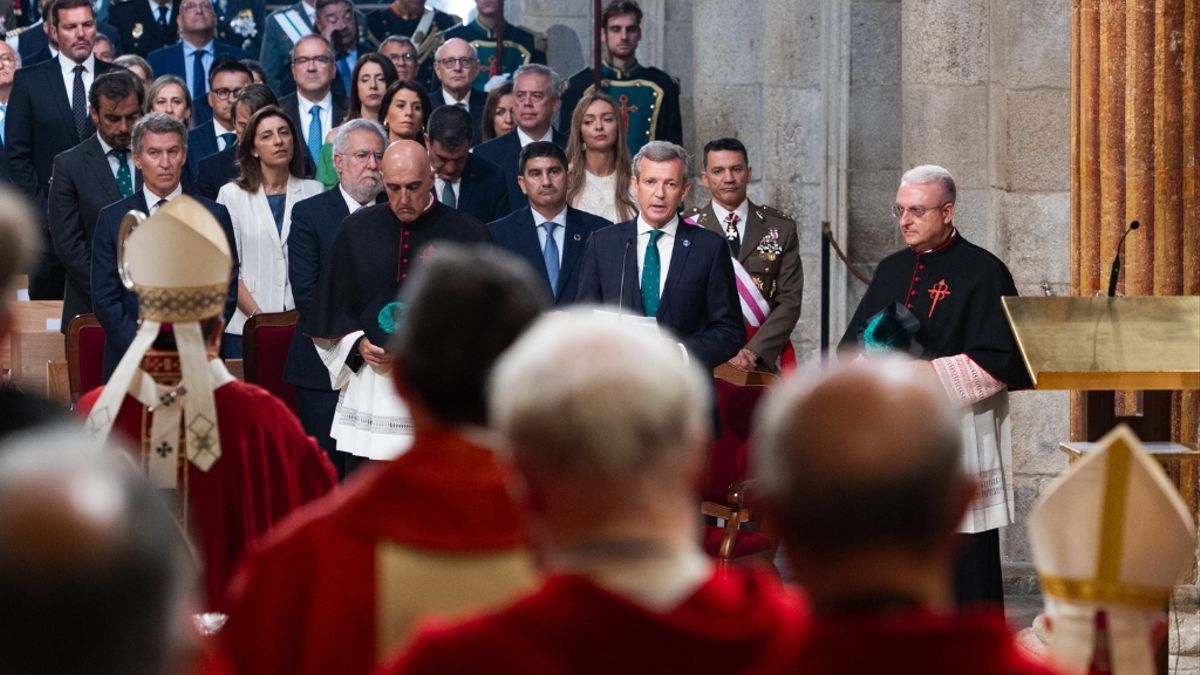 Alfonso Rueda pronuncia la ofrenta ante el Apostol en nombre del rey y delante del arzobispo de Santiago.