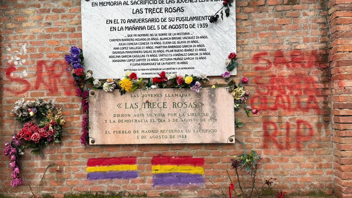 Tumbas de las Trece Rosas con pintadas contra Saran Santaolalla