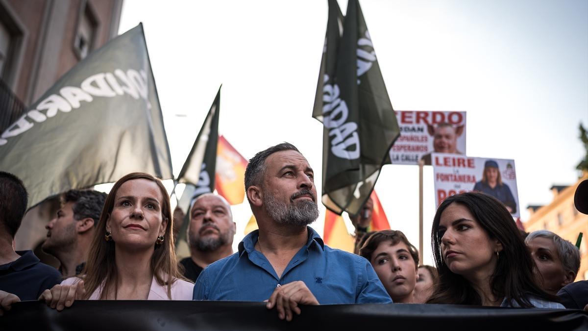 El presidente de Vox, Santiago Abascal (c), acompañado de otros dirigentes del partido, durante una marcha en Ferraz para pedir la dimisión de Sánchez.