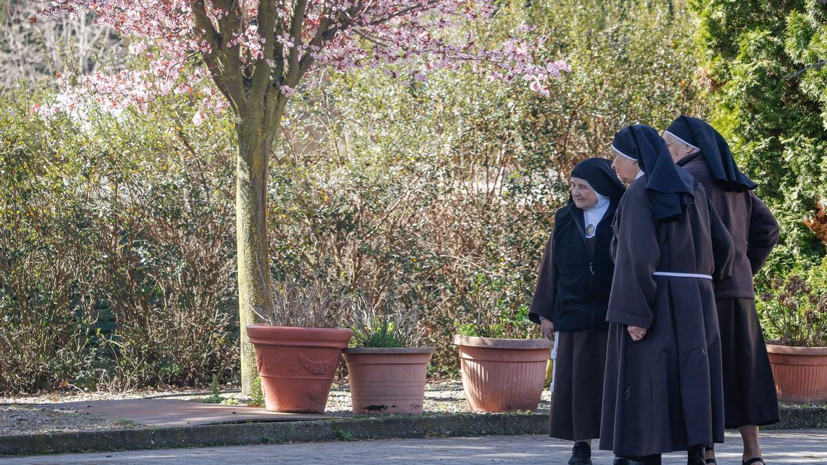 Las exmonjas de Belorado dejan el monasterio donde vivían horas antes de su desahucio