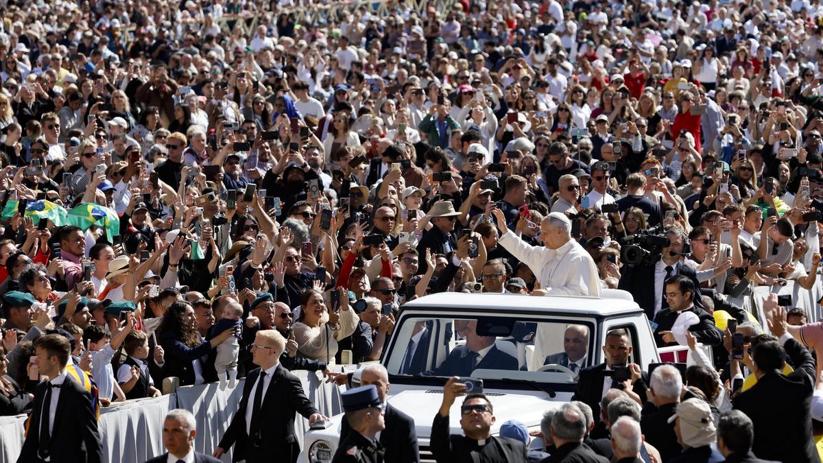 Apoyo a la regularización y sintonía anti-Trump con Sánchez: la visita del papa entra en la política española