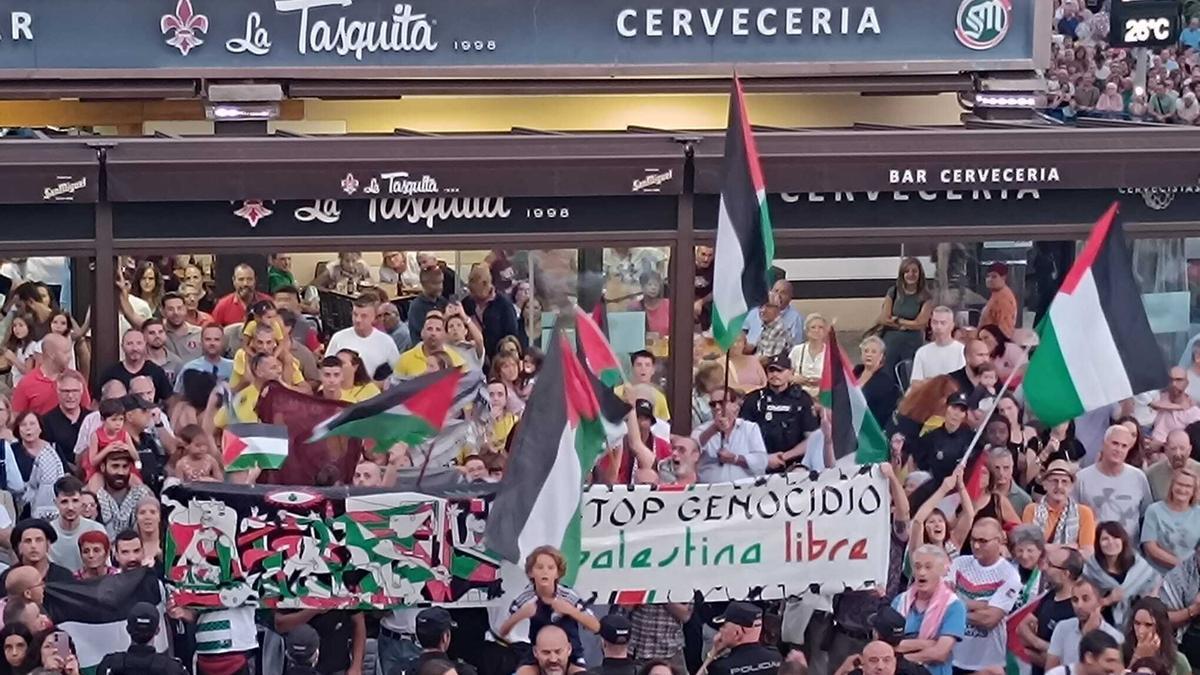 Varios vecinos protesta en favor de Palestina durante el pregón de las fiestas de Móstoles.