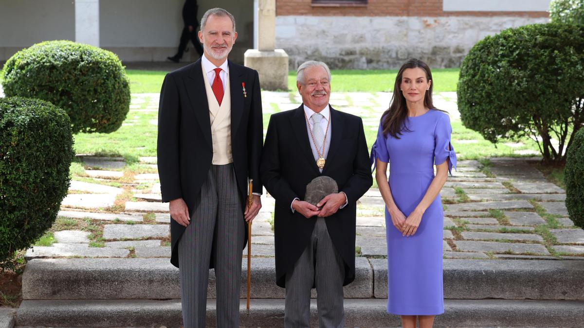 El Rey Felipe VI, Gonzalo Celorio y la Reina Letizia tras la entrega del Premio de Literatura en Lengua Castellana “Miguel de Cervantes” 2025 al escritor mexicano.