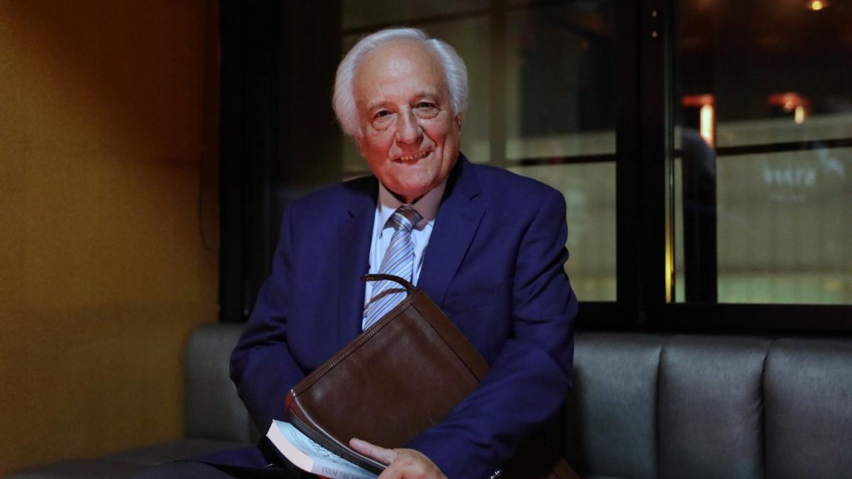 El periodista y escritor Raúl del Pozo presenta la reedición de su libro 'Noche de tahúres'.