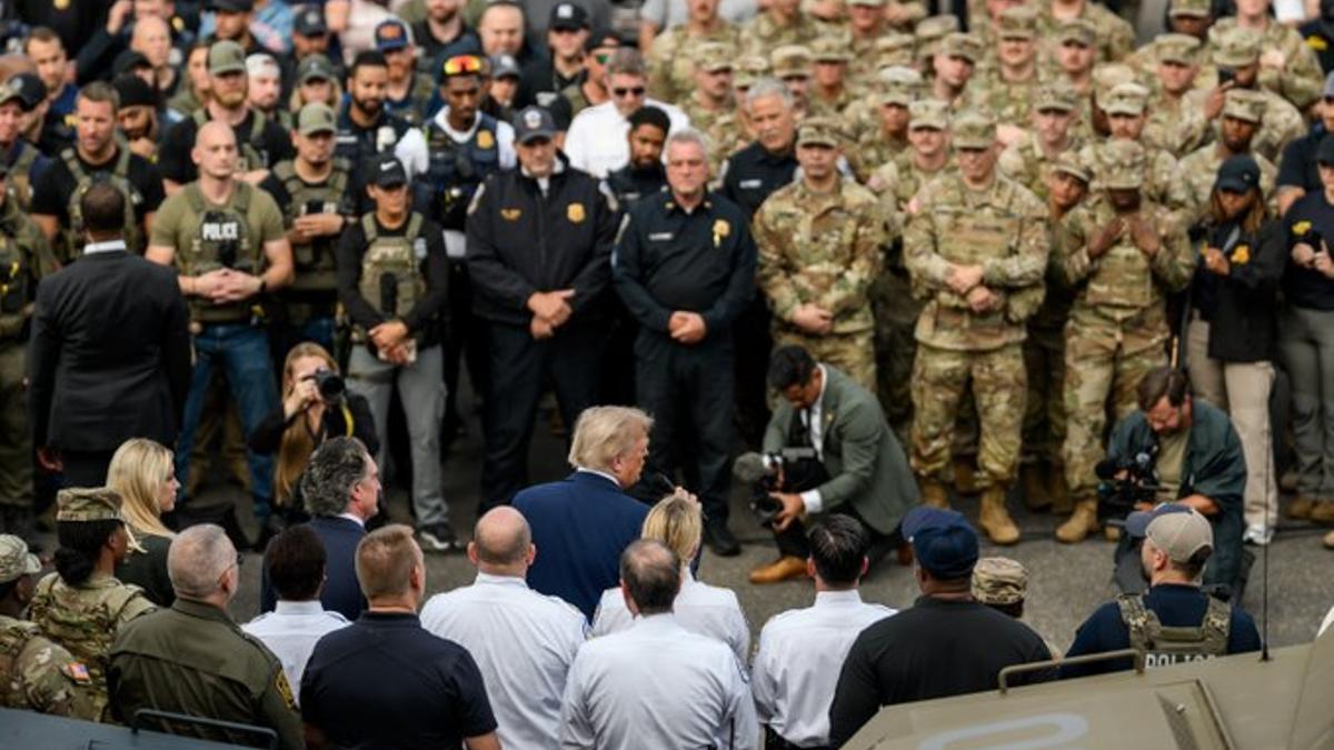 Trump visita el Washington militarizado y advierte que las tropas se quedarán un "largo tiempo"