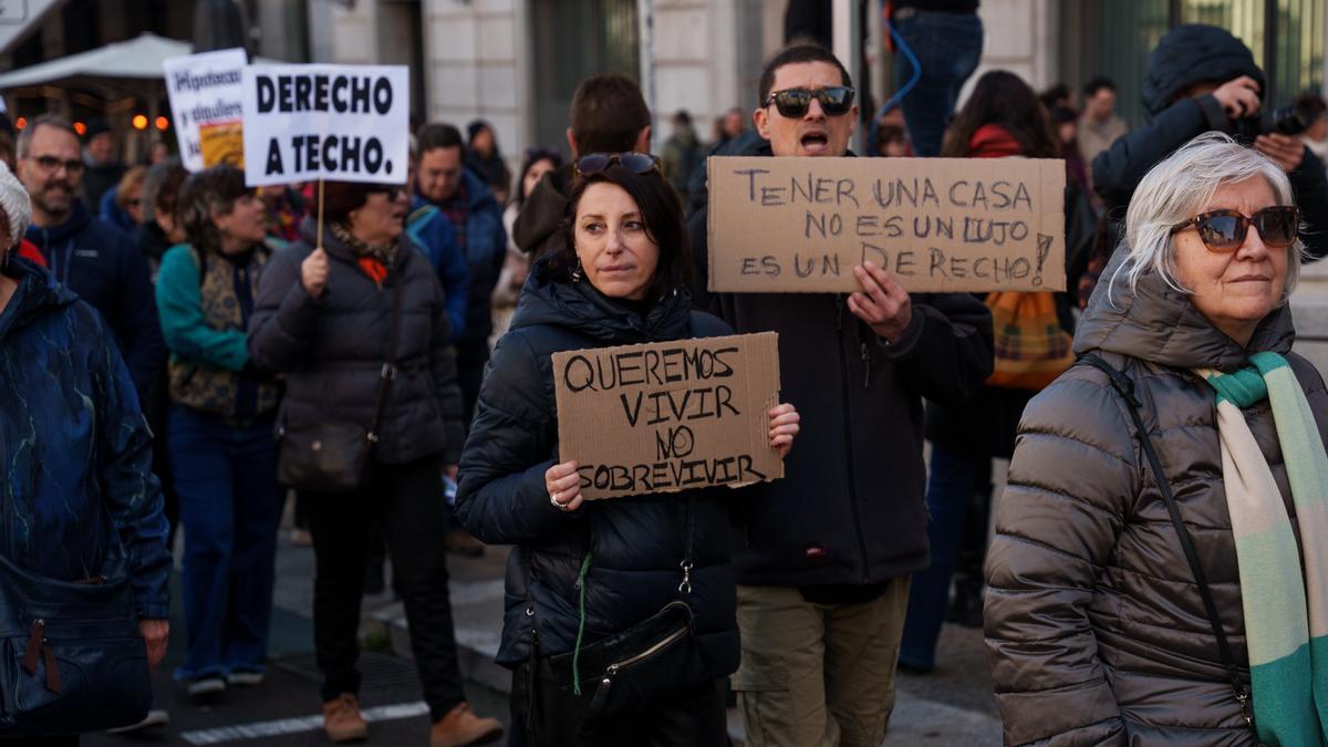Varias personas durante una manifestación por la vivienda digna en Madrid.