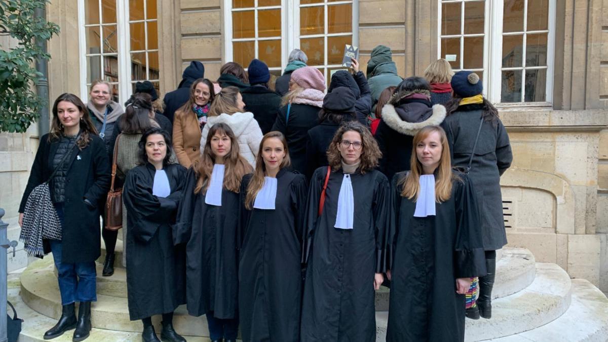 Una quincena de presuntas víctimas, responsables de la Fundación de las Mujeres y sus abogadas, en el Tribunal Administrativo de París en enero de 2023.