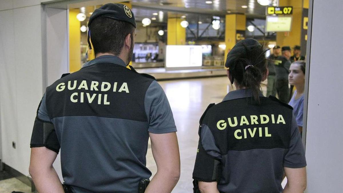 Agentes de la Guardia Civil patrullan en un aeropuerto.