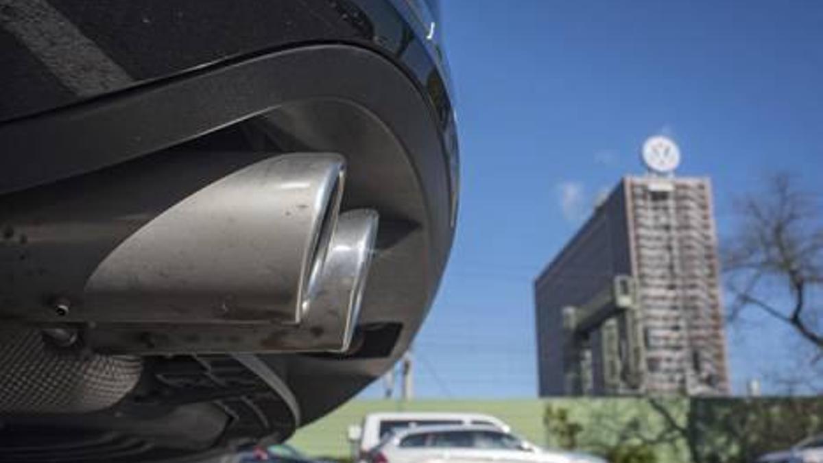 Imagen del tubo de escape de un Volkswagen Passat en el parking de empleados de la compañía en Wolfsburgo (Alemania).