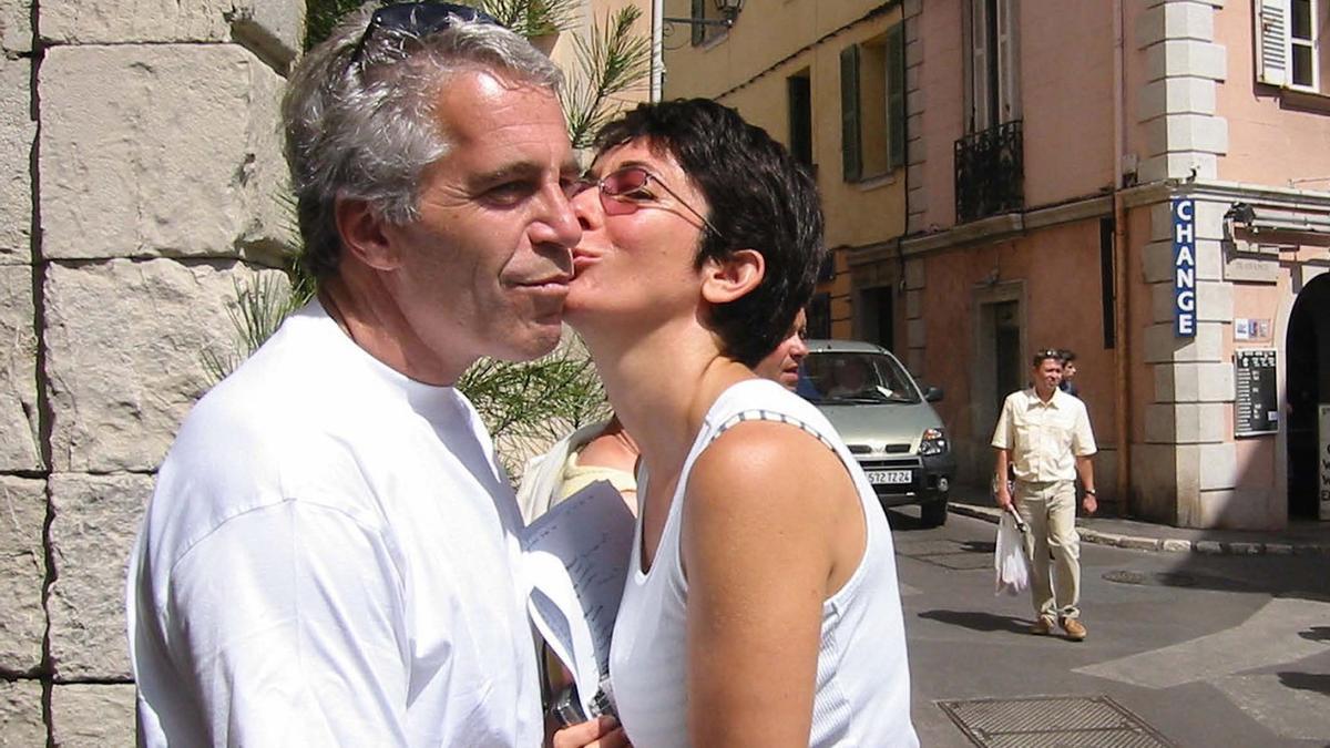 El multimillonario Jeffrey Epstein y su exnovia Ghislaine Maxwell.