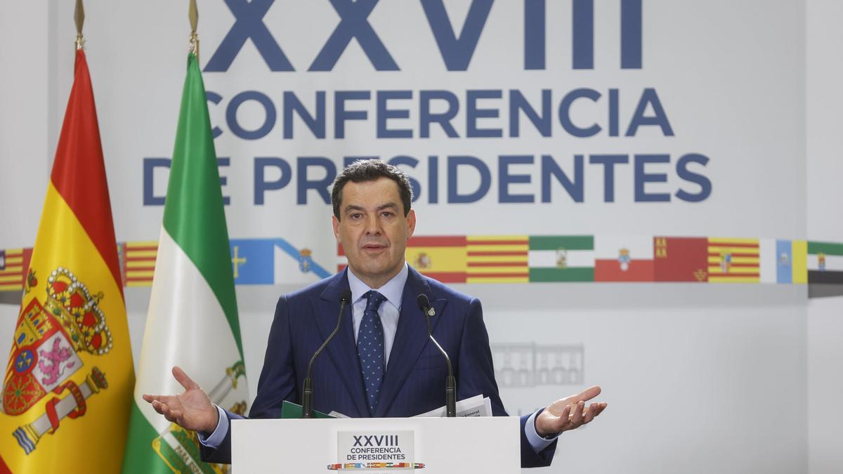 El presidente de Andalucía, Juanma Moreno, durante una rueda de prensa en el marco de su asistencia a la XXVIII Conferencia de Presidentes.