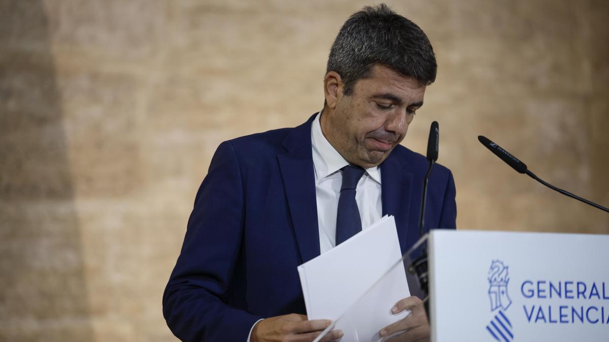 El president de la Generalitat, Carlos Mazón, al finalizar su comparecencia.