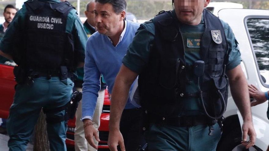 Ignacio González, a su llegada a su despacho con la Guardia Civil para el registro.