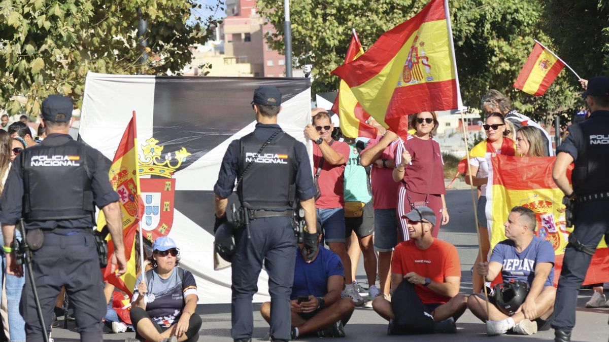 Ciudadanos impiden el acceso a miembros de Cruz Roja para entregar alimentos a los migrantes en la playa del Trampolín, este jueves en Ceuta.