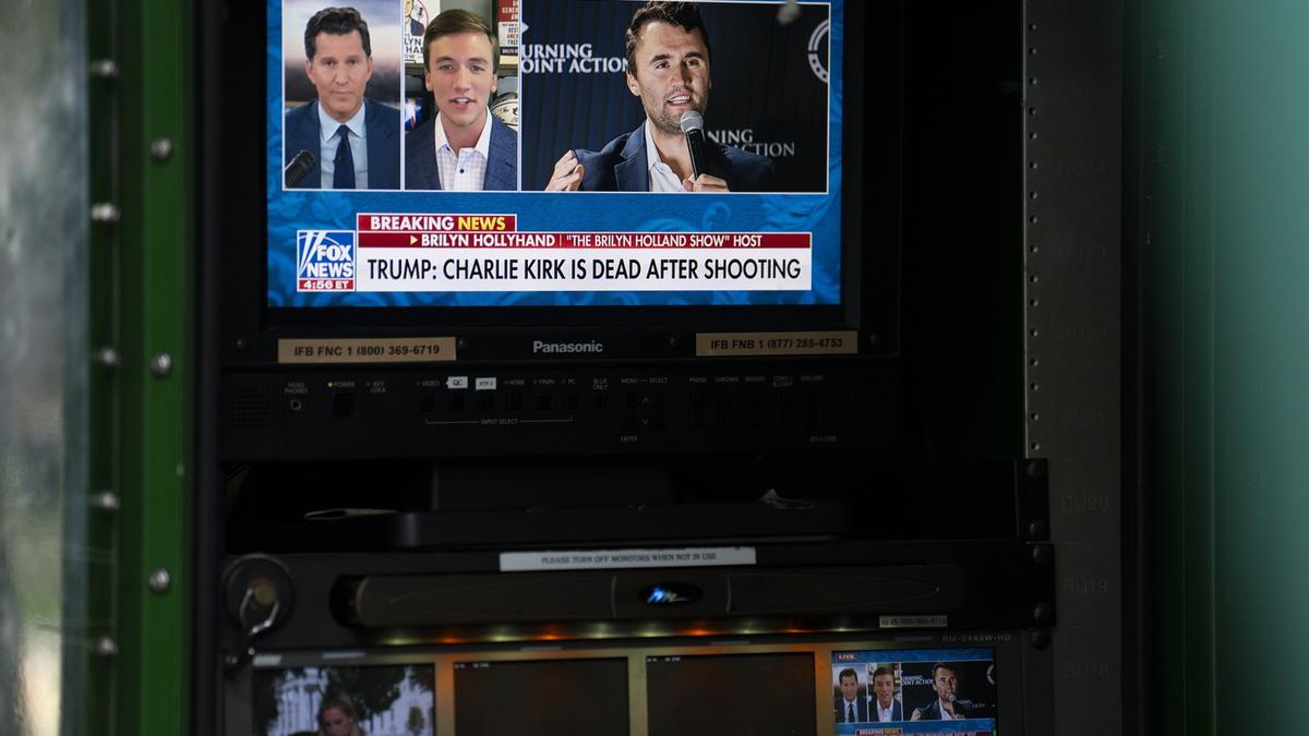 Una imagen de un programa de Fox News anunciando la muerte de Charlie Kirk dentro de la carpa de la televisión frente a la Casa Blanca, en Washington.