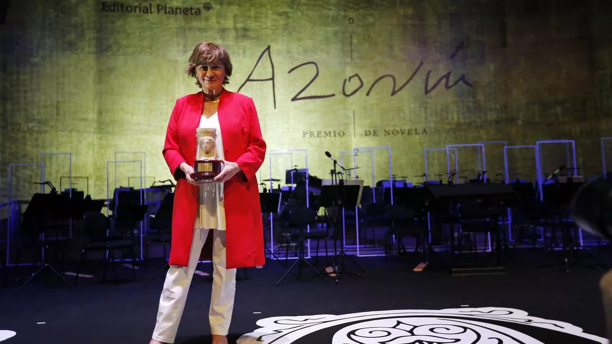 La escritora y periodista Nativel Preciado posa con el Premio Azorín de Novela 2021.
