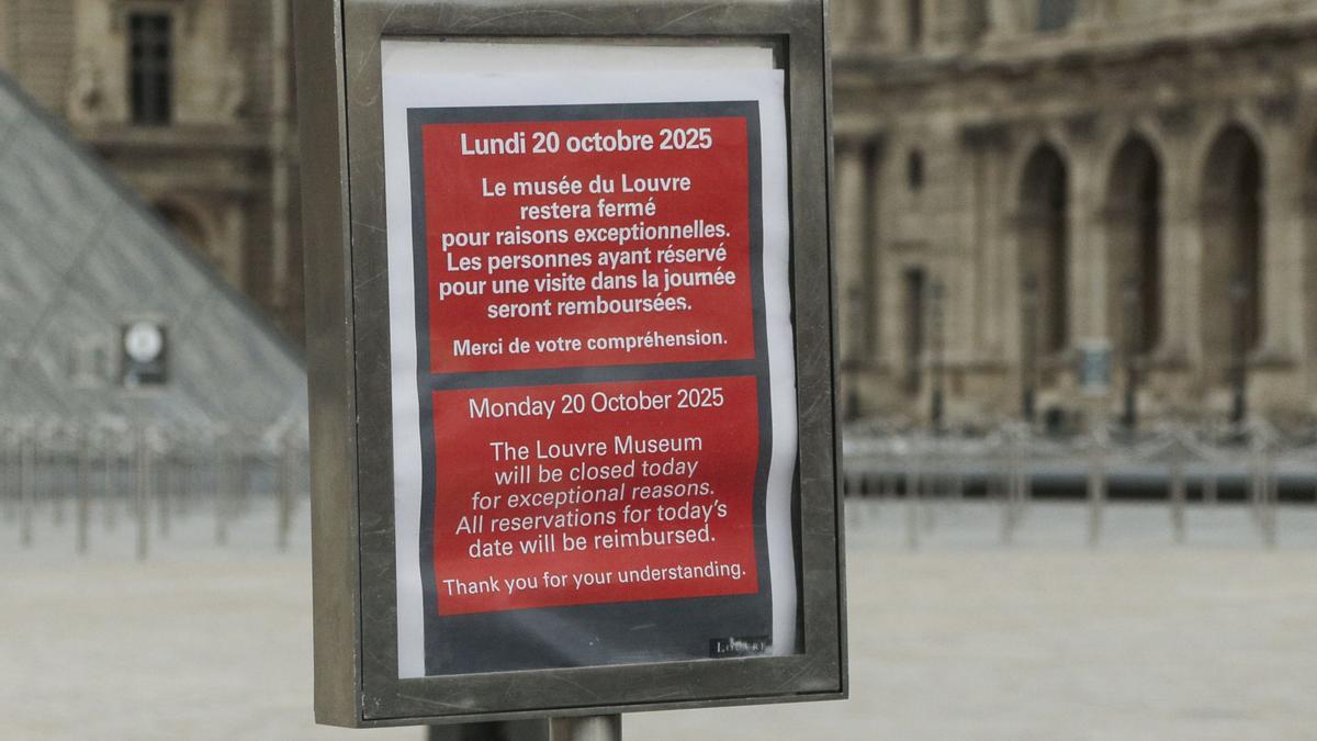 Cartel informativo del cierre del museo tras el robo este lunes en París.