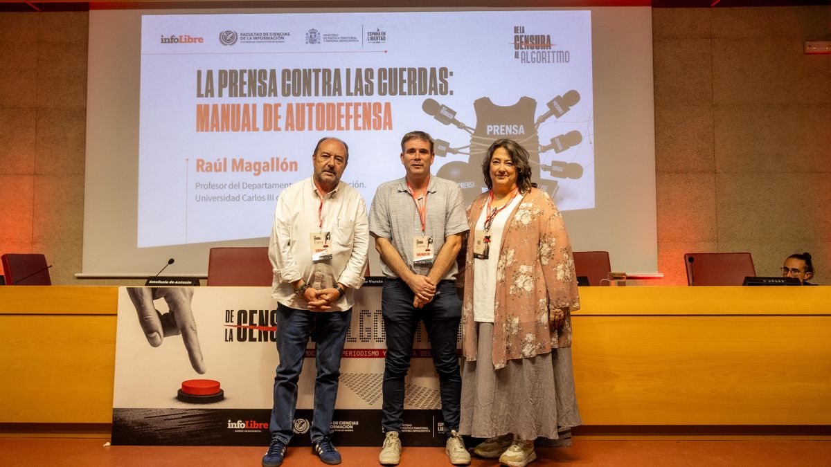 Jesús Maraña, Raúl Magallón y Virginia P. Alonso durante el curso de verano de infoLibre