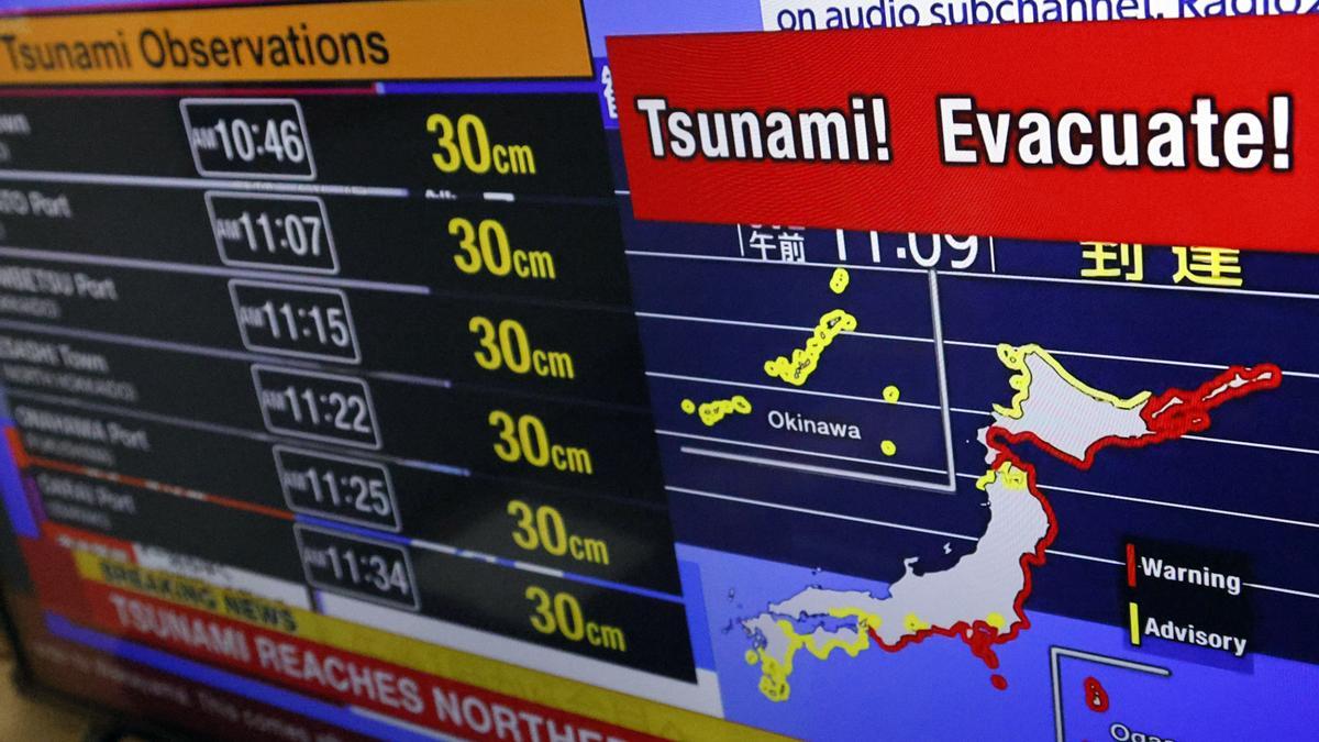 Foto de archivo de una pantalla de televisión que muestra un informe de noticias de la Agencia Meteorológica de Japón tras un terremoto.