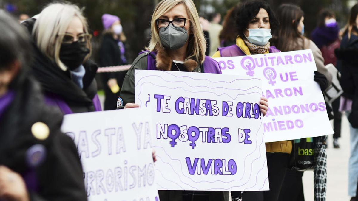 Varias mujeres participan en una concentración feminista convocada por la Comisión 8M en la Plaza del Ayuntamiento, en Santander, Cantabria (España) a 8 de marzo de 2021.