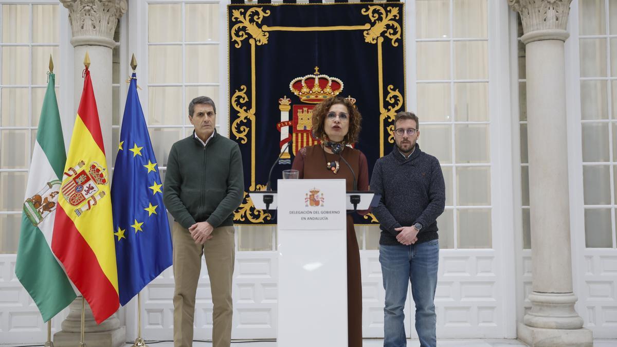 La vicepresidenta primera del Gobierno y ministra de Hacienda, María Jesús Montero, hace una declaración en el marco de su reunión con el delegado del Gobierno en Andalucía, Pedro Fernández (i), y con el subdelegado, Francisco Toscano (d), para analizar los efectos de la borrasca Leonardo en la comunidad y el dispositivo puesto en marcha, este jueves, en la Delegación del Gobierno en Andalucía en Sevilla.