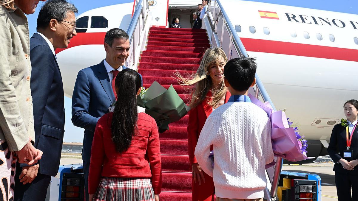 El presidente del Gobierno, Pedro Sánchez, y su esposa, Begoña Gómez, de viaje oficial a China.