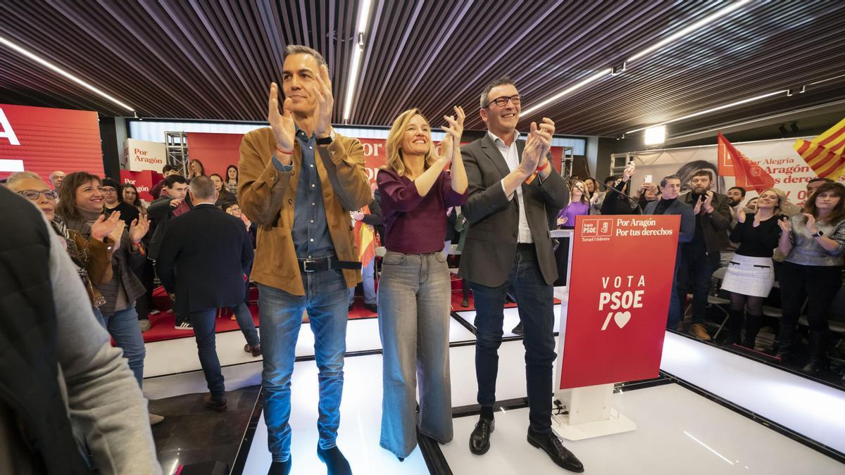Pedro Sánchez y Pilar Alegría, en un acto electoral PSOE Aragón.