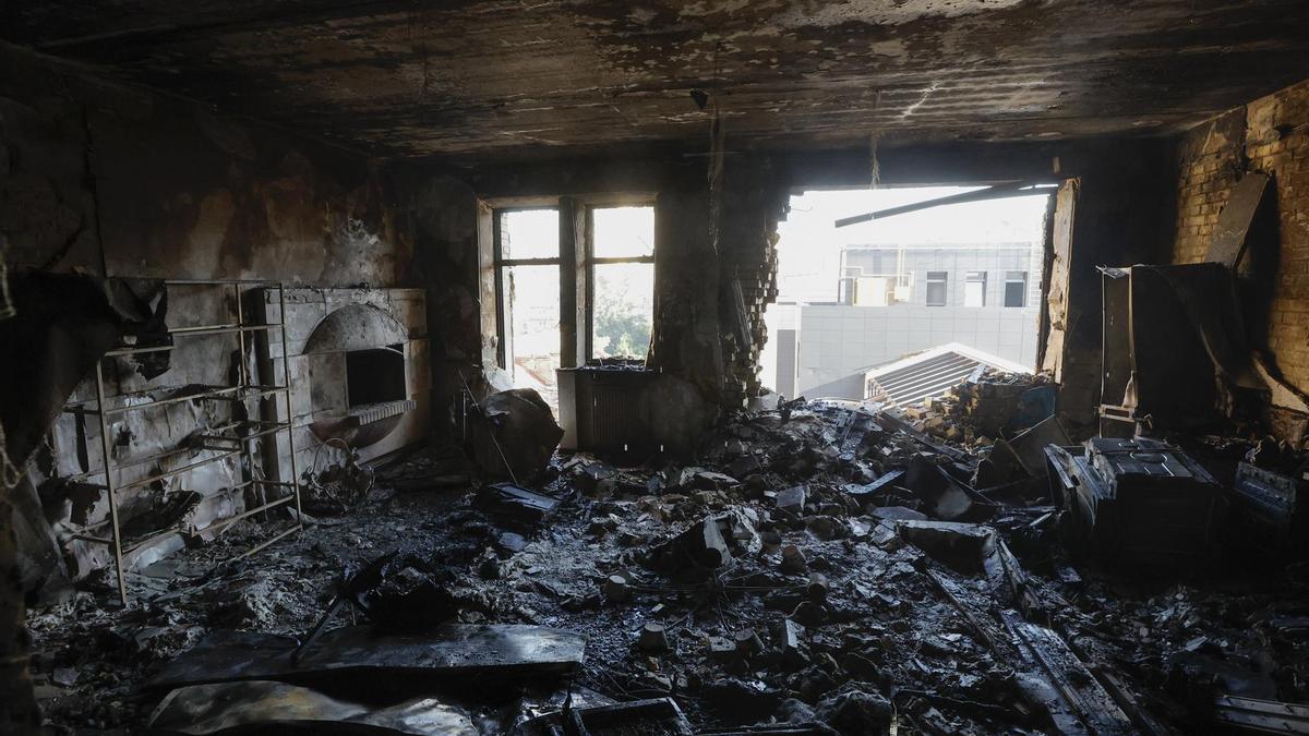 Vista interior de un piso quemado tras el impacto de un dron ruso contra un edificio residencial, en Kiev, Ucrania, el 10 de julio de 2025, en medio de la invasión rusa en curso.