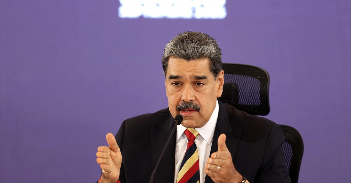 Maduro dice que EEUU "debe abandonar su plan de cambio de régimen violento en Venezuela"