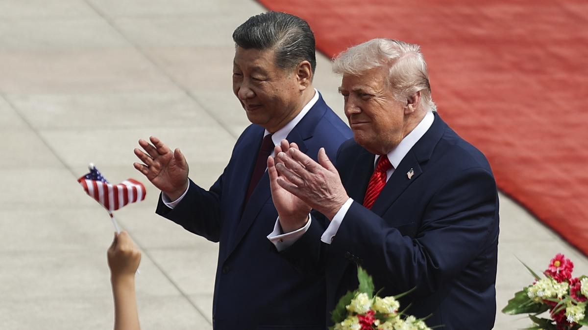 El presidente chino Xi Jinping y el presidente estadounidense Donald Trump durante una ceremonia de bienvenida en el Gran Salón del Pueblo en Pekín, China.