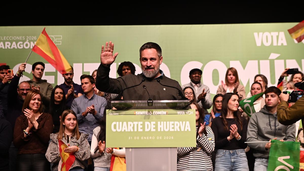 El presidente de Vox, Santiago Abascal, interviene durante la clausura del acto un acto de campaña en Aragón
