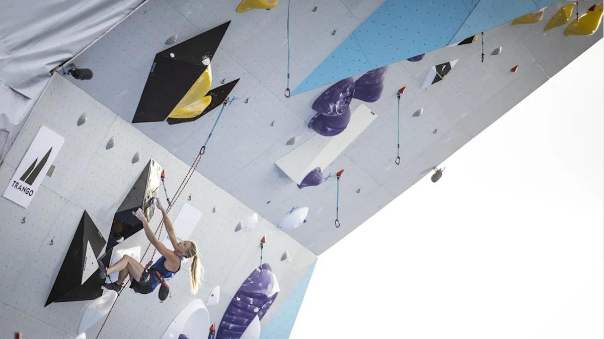 Imagen de archivo de una escaladora durante una de las pruebas de la IFSC Climbing World Cup de Madrid en 2025.
