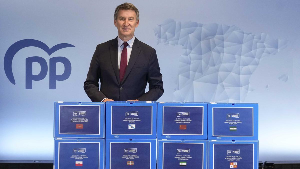 Alberto Núñez Feijóo en Génova 13 tras presentar 94.501 avales de militantes para revalidar su cargo .