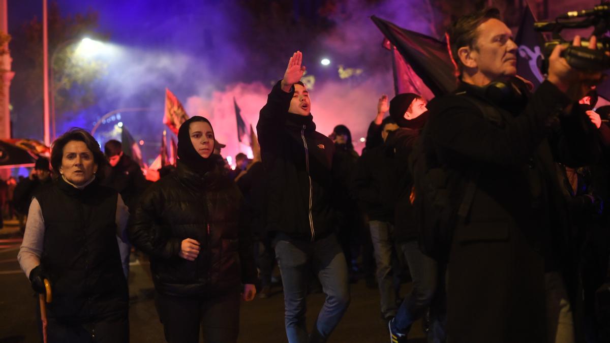 Imagen de manifestantes falangistas durante el 20N de 2025.