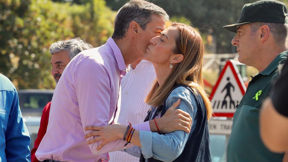 Pedro Sánchez saluda a la directora general de Protección Civil y Emergencias, Virginia Barcones, durante su visita este viernes al Puesto de Mando Avanzado de Degaña (Asturias), en donde se concentran los mayores esfuerzos de los equipos de extinción en Asturias.