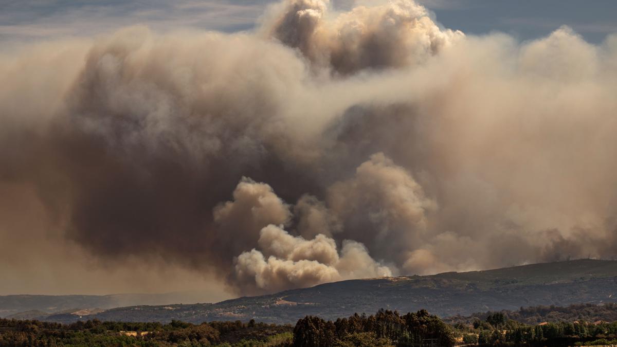 Vista de la columna de humo del incendio de Oímbra (Ourense), este martes.