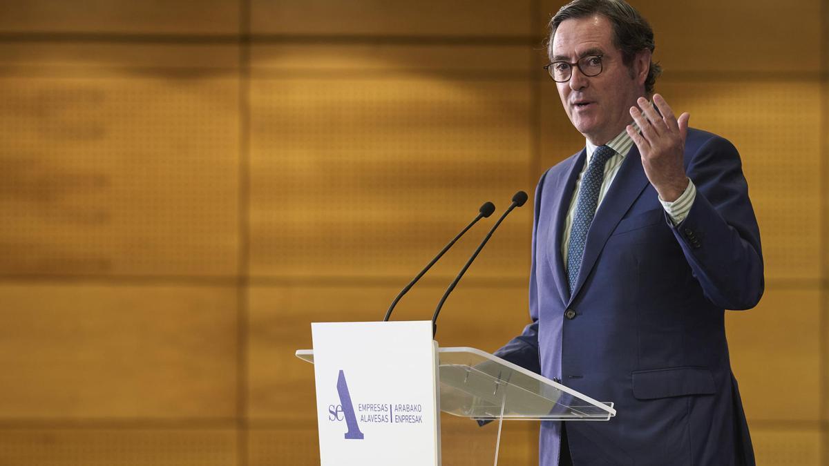 La patronal propone una subida del salario mínimo del 1,5% para 2026
