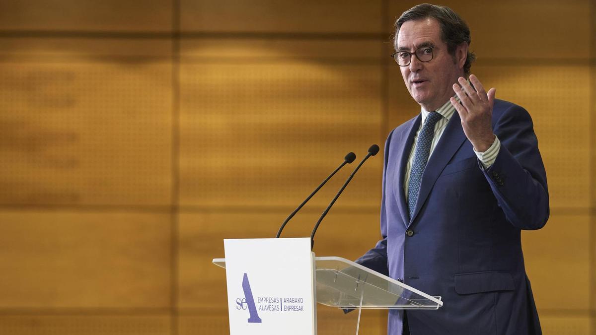 El Presidente de la CEOE, Antonio Garamendi, durante su intervención en una cumbre empresarial.
