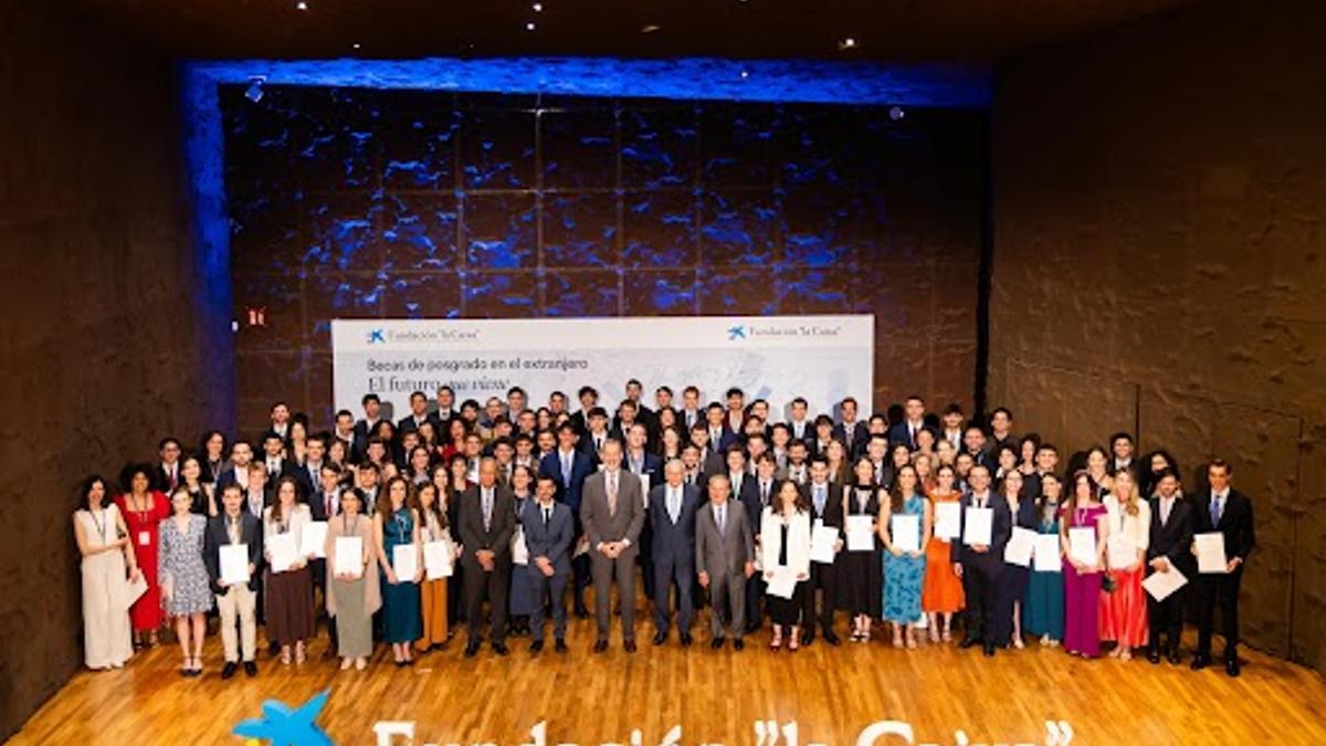Foto de familia durante el acto de entrega de Becas de Posgrado de la Fundación ”la Caixa”.