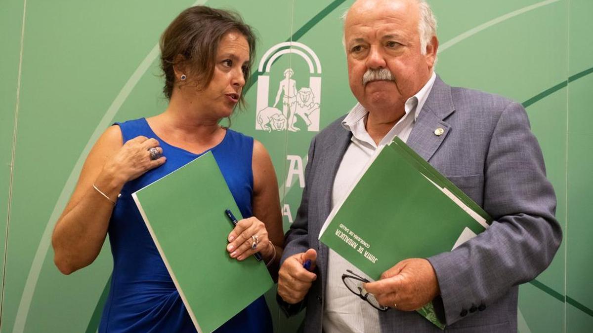 El consejero de Salud y Familias de la Junta de Andalucía, Jesús Aguirre y la viceconsejera de su departamento, Catalina García Carrasco.