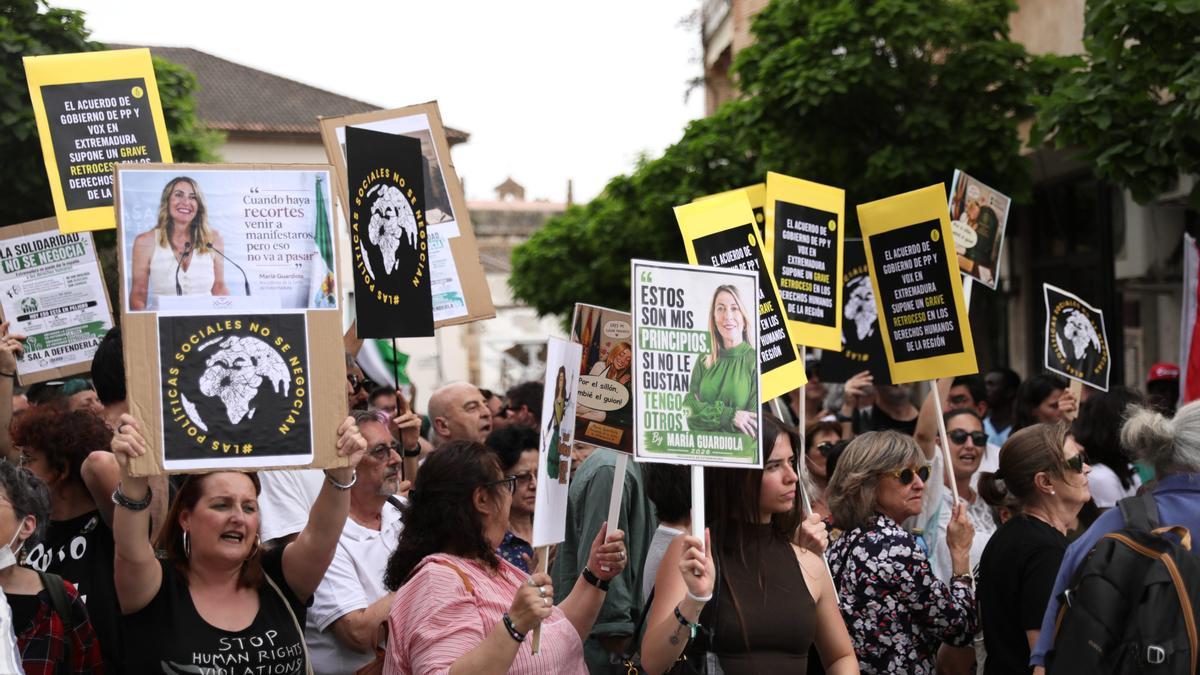 Protesta de las ONG en la puerta de la Asamblea de Extremadura.