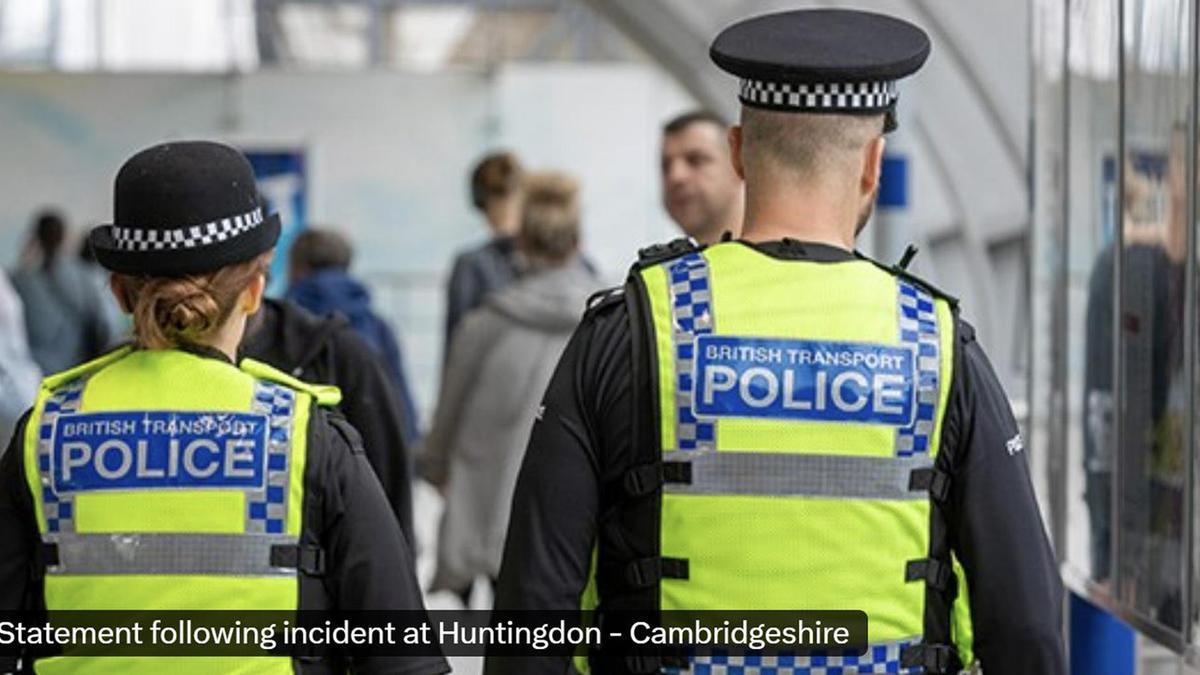 Londres investiga como posible terrorismo apuñalamiento en un tren, con 9 heridos críticos.