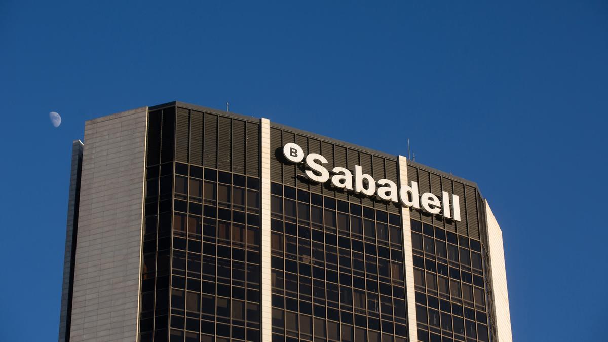 Fachada de la sede del Banco Sabadell en la Avenida Diagonal de Barcelona, a 11 de enero de 2022, en Barcelona.