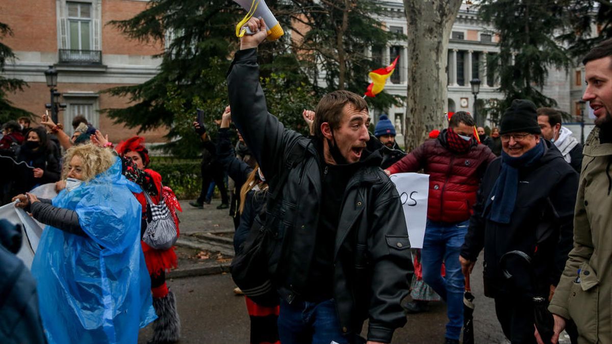 Sin mascarillas y sin distancia social, los negacionistas piden en Madrid recuperar derechos y libertades