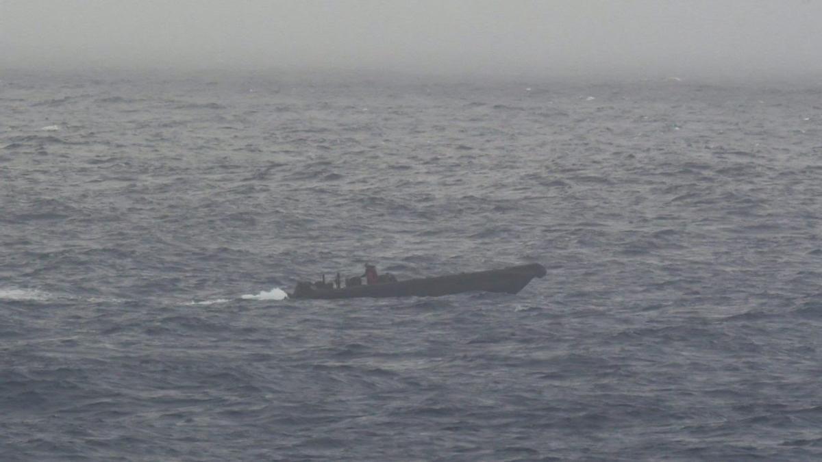 La lancha, aún en el mar.