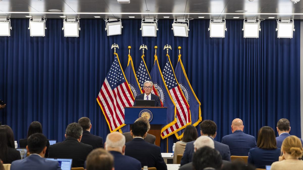 El presidente de la Reserva Federal de Estados Unidos, Jerome Powell, habla con los periodistas.