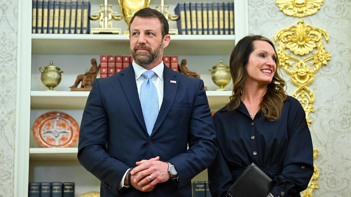 Markwayne Mullin y su esposa, Christine Mullin, durante la ceremonia de toma de posesión, en Washington DC, EEUU, el 24 de marzo de 2026.