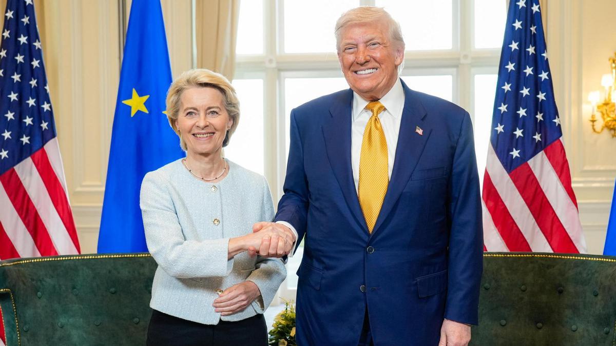 La presidenta de la Comisión Europea, Ursula von der Leyen, posando junto al presidente de Estados Unidos, Donald Trump, tras firmar el acuerdo arancelario.